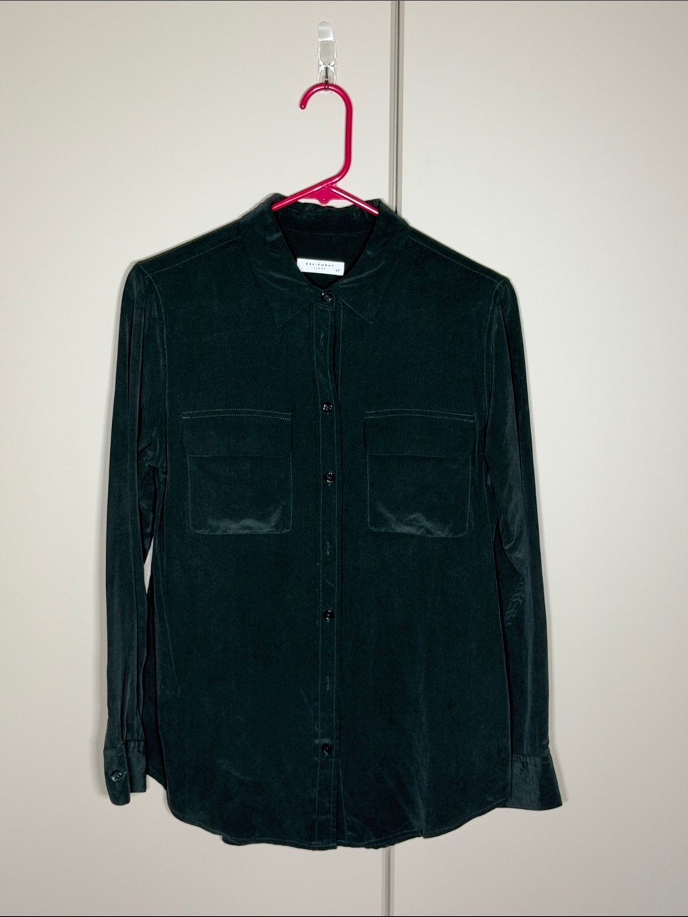 Equipment Femme - Deep Green Silk Long-Sleeve Button-Down Shirt - size S